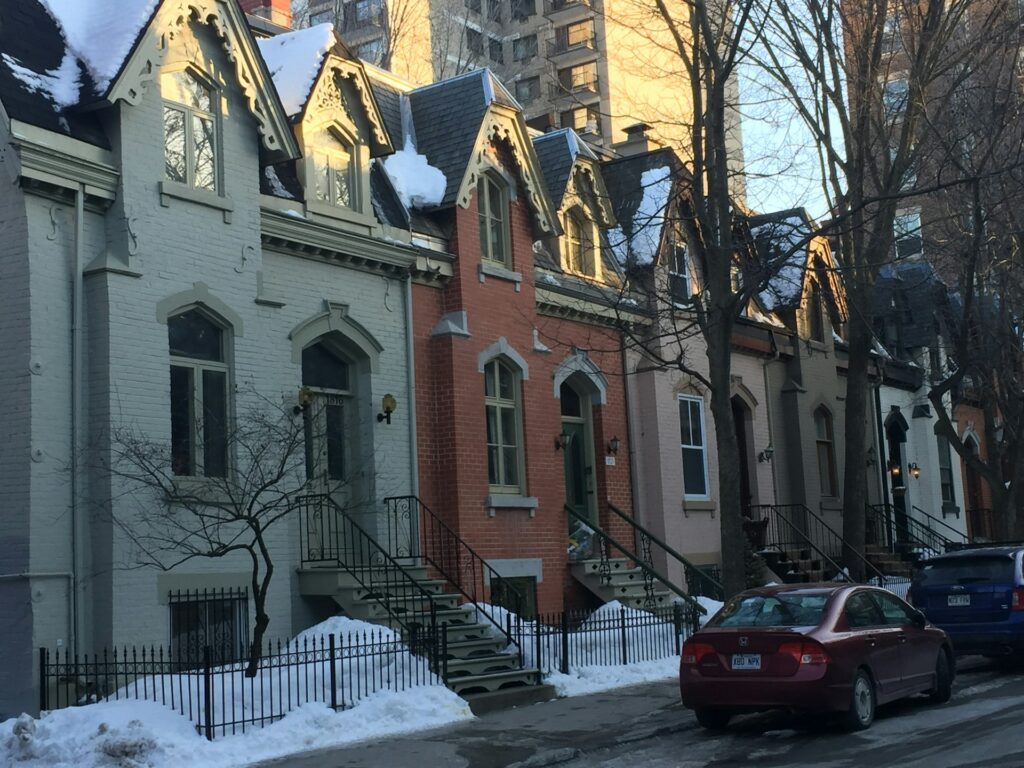 What are the Advantages of Living in a Townhouse or Duplex?