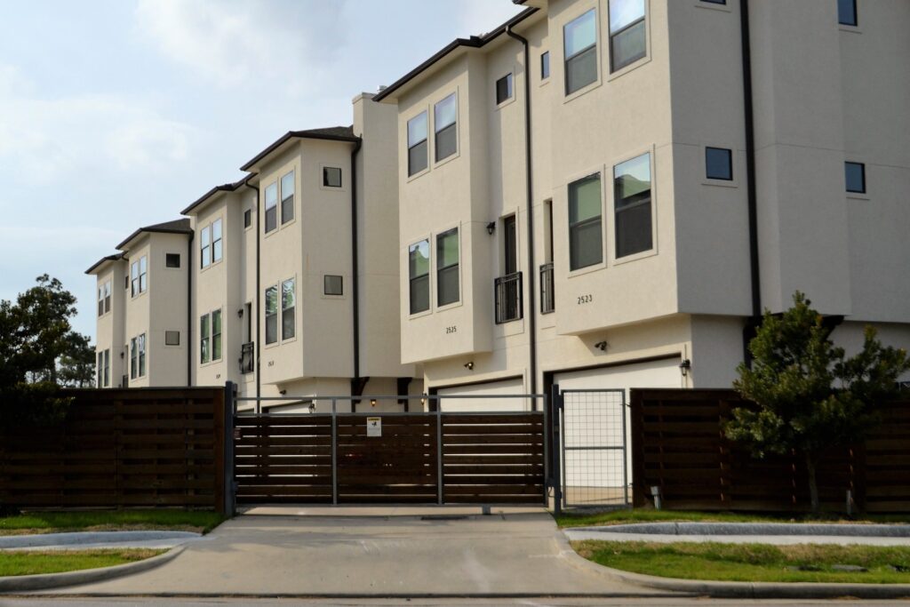 What is the Difference Between a Condo Townhouse and a Townhouse?